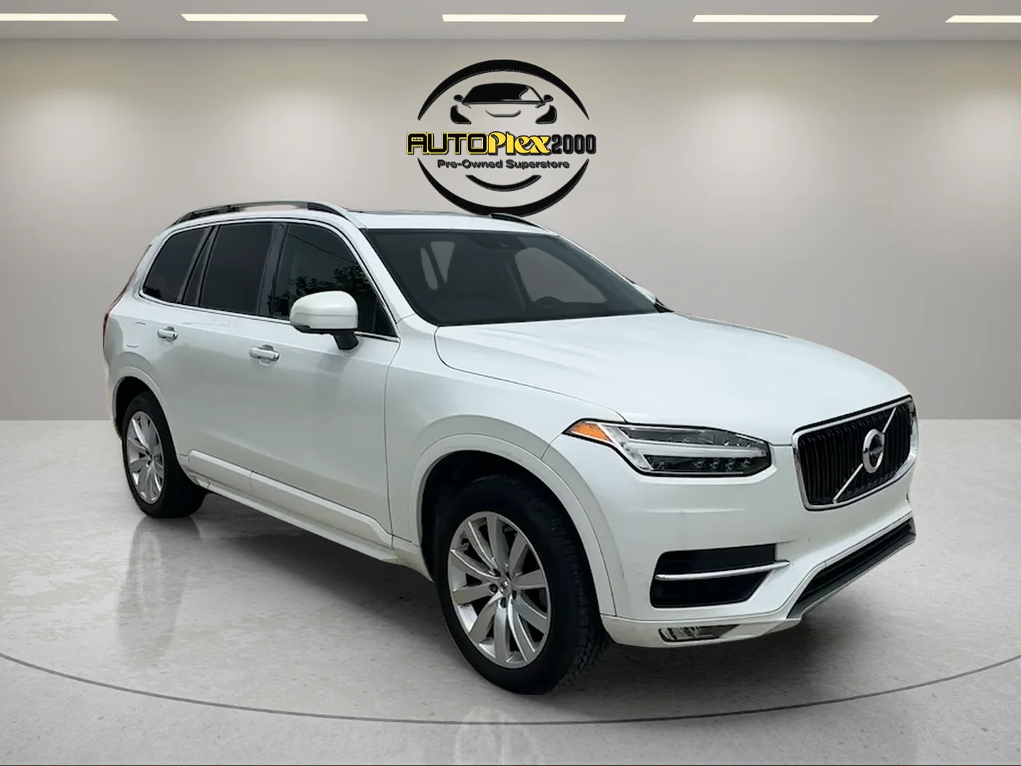 2017 Volvo XC90 T6 AWD Momentum's photo