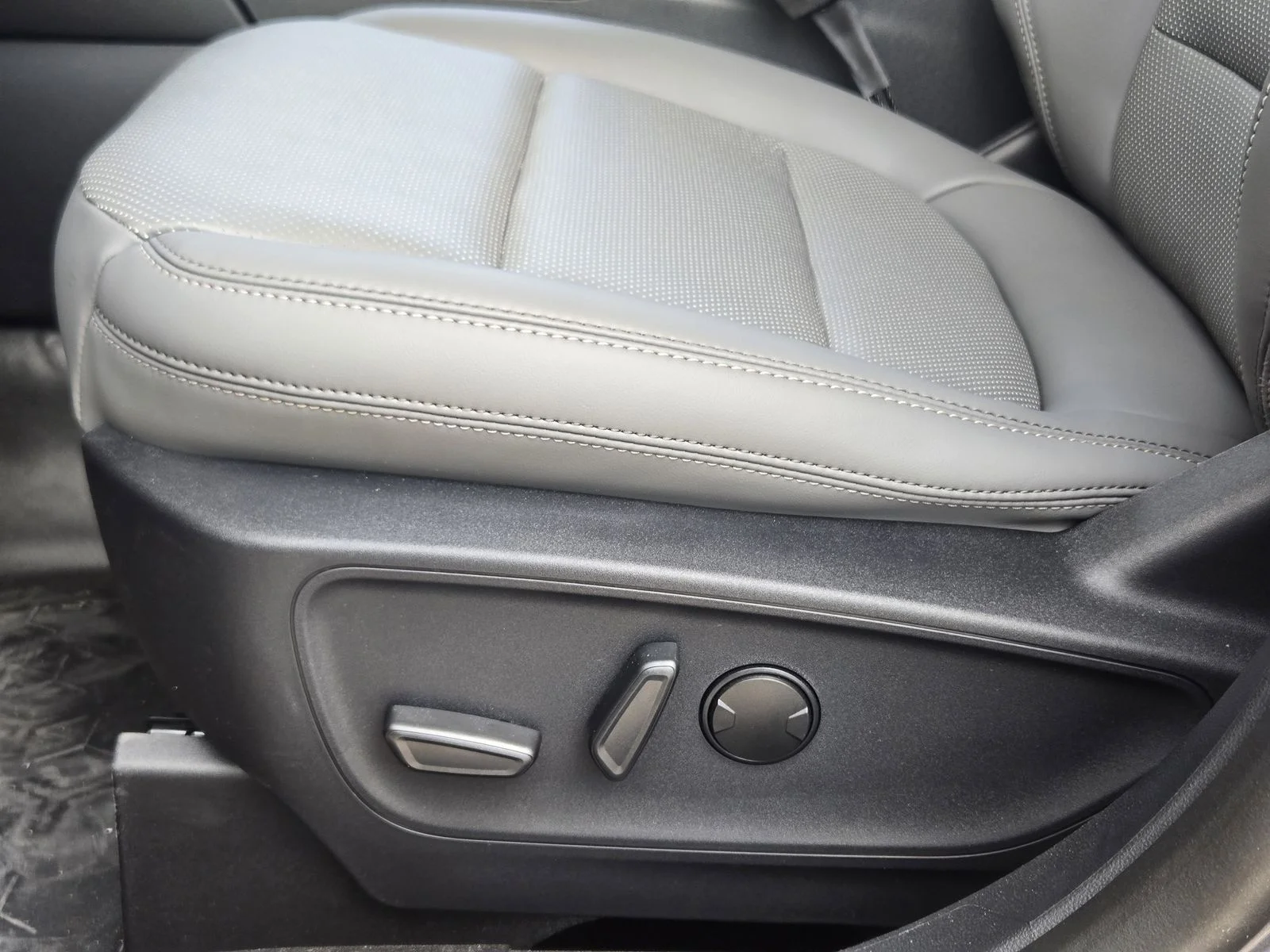 New 2026 Azure Gray Metallic Tri-Coat Ford Badlands® image 16