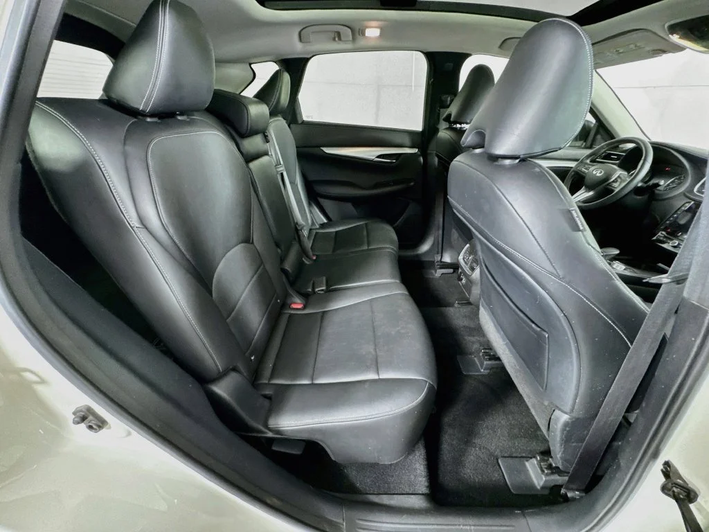 Used 2020 White INFINITI ESSENTIAL image 33
