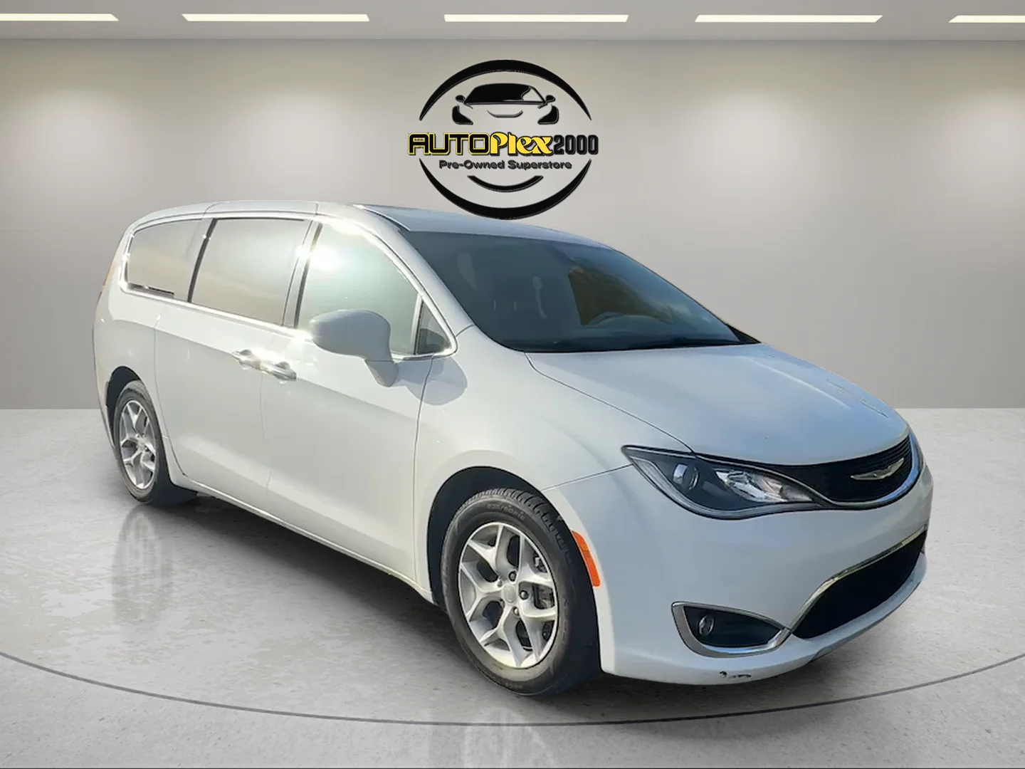 Used 2018 White Chrysler Touring Plus image 1