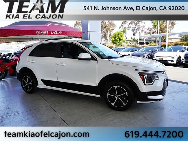Used 2024 White Kia LX image 9