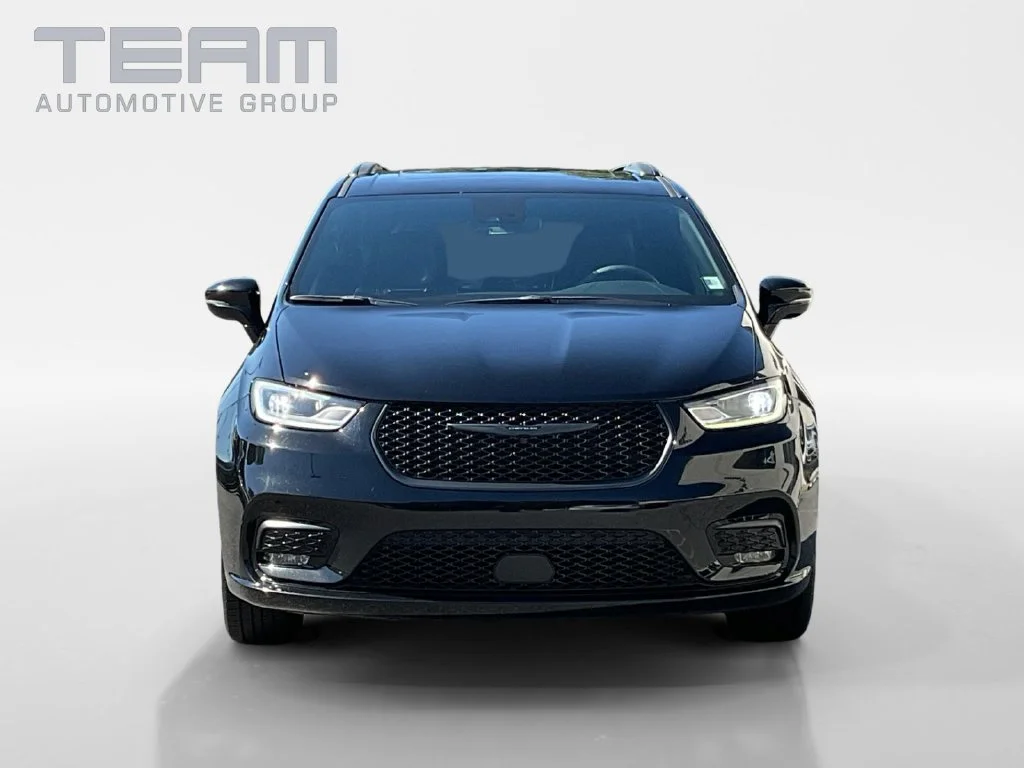 Used 2025 Black Chrysler Limited image 2