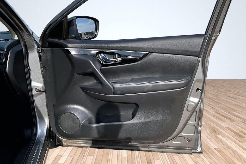 Used 2017 Gray Nissan SL image 16