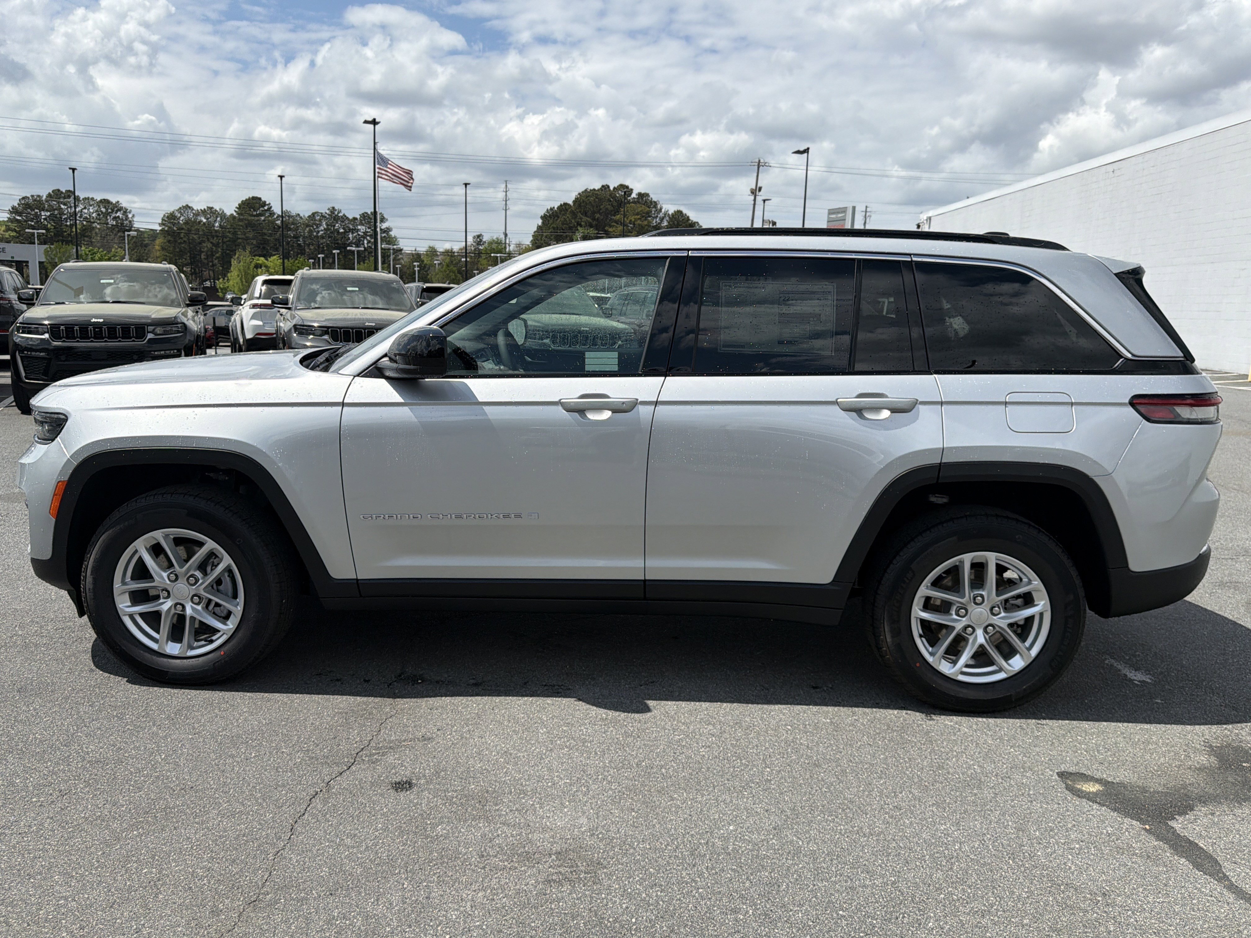 New 2026 Silver Zynith Jeep Laredo image 4