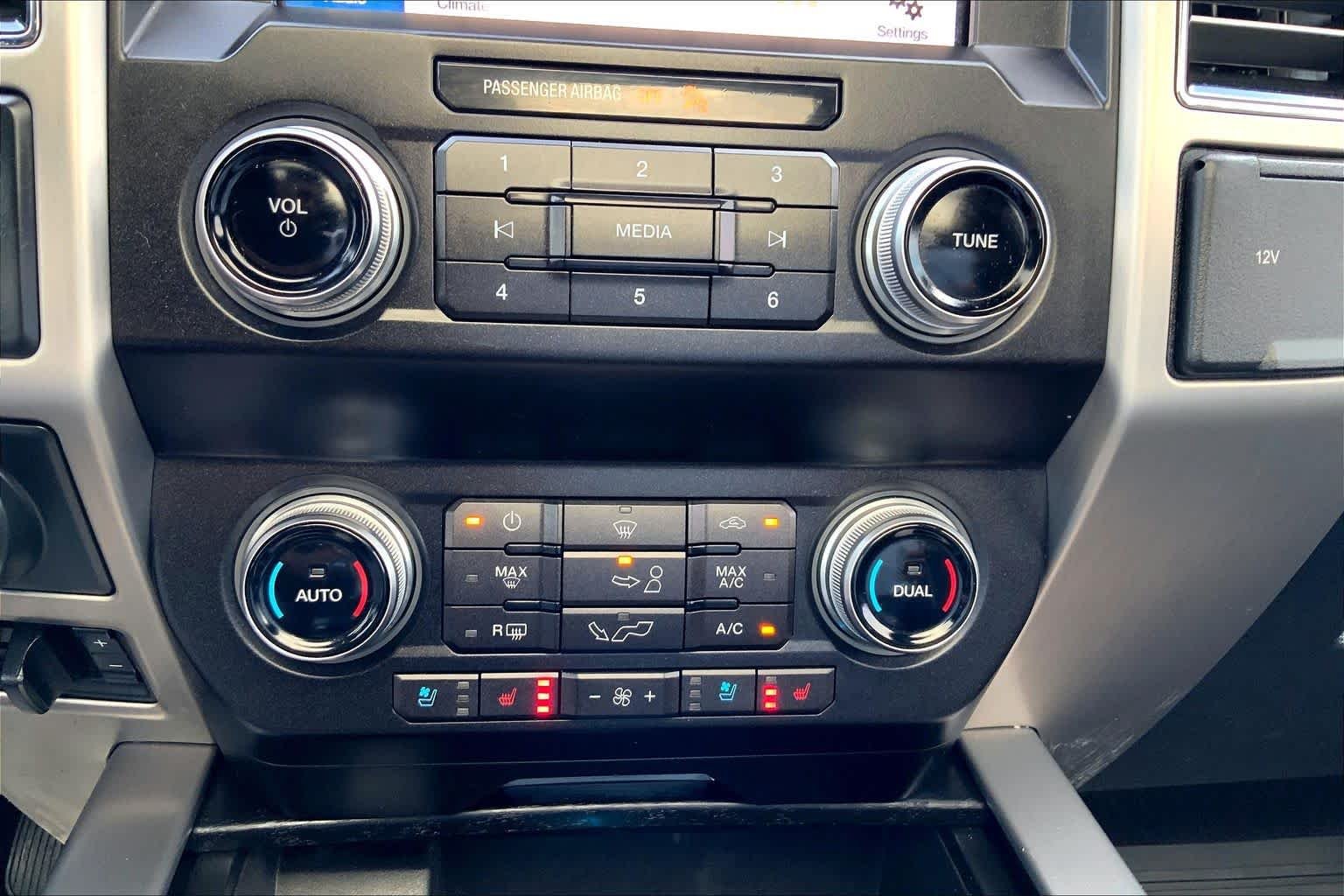 Used 2019 White Platinum Metallic Tri-Coat Ford Platinum image 32
