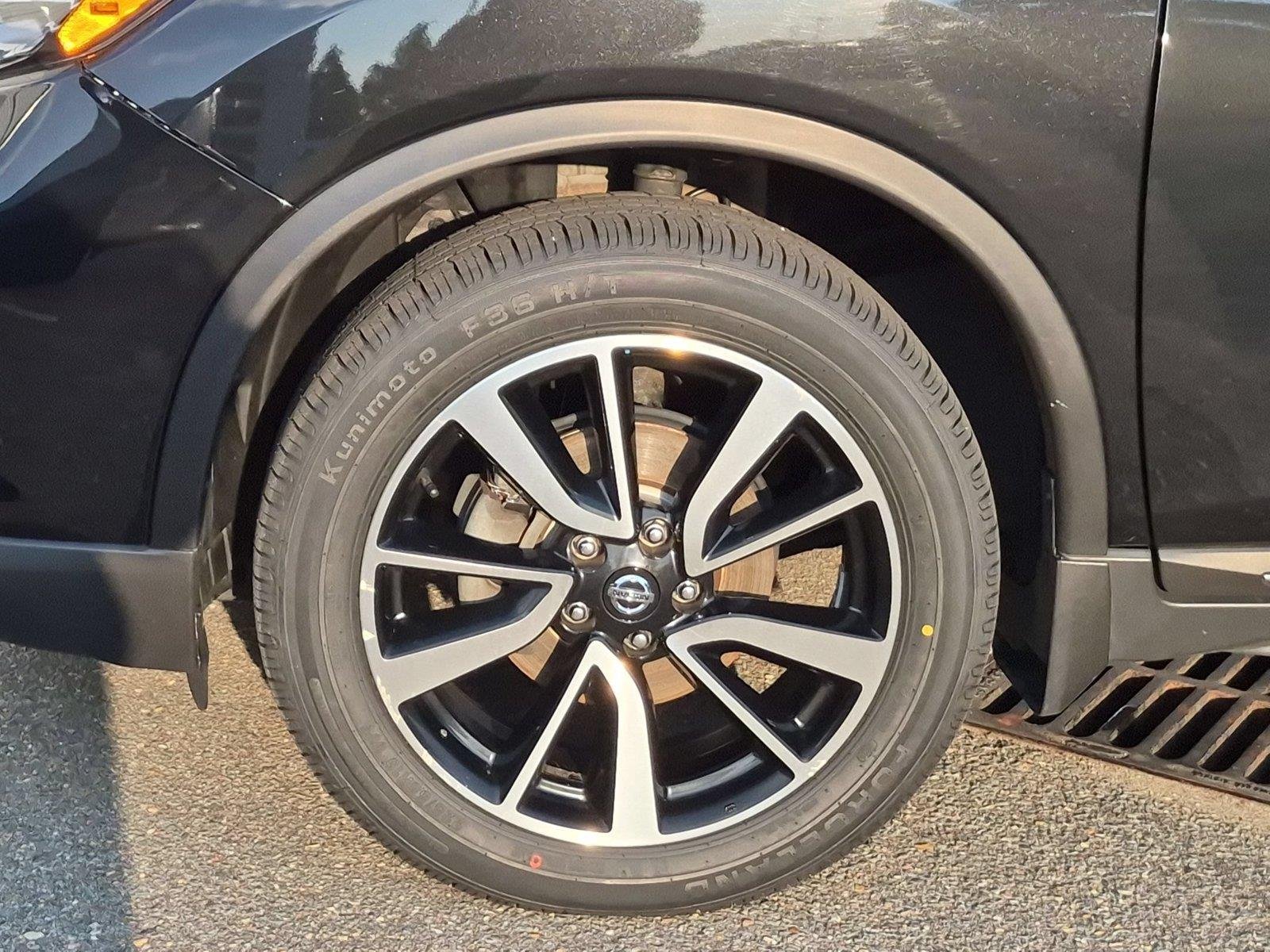 Used 2018 Magnetic Black Nissan SL image 10