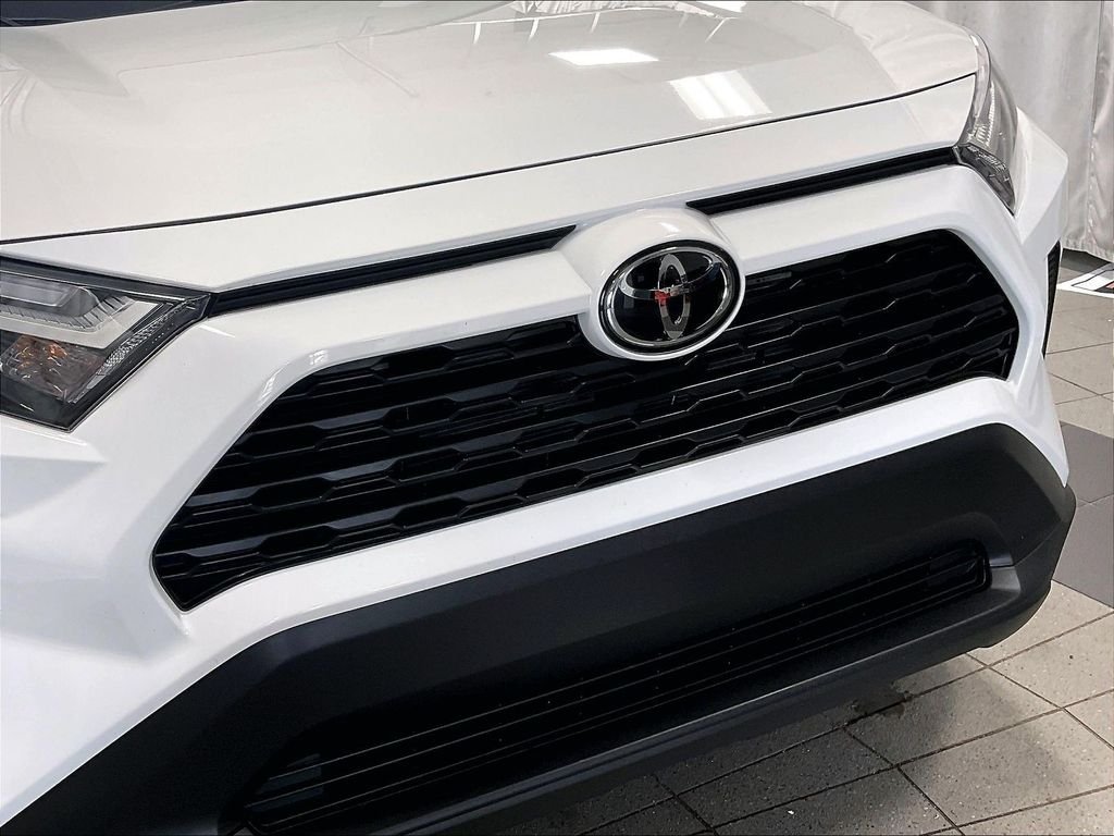 Used 2025 White Toyota XLE image 31
