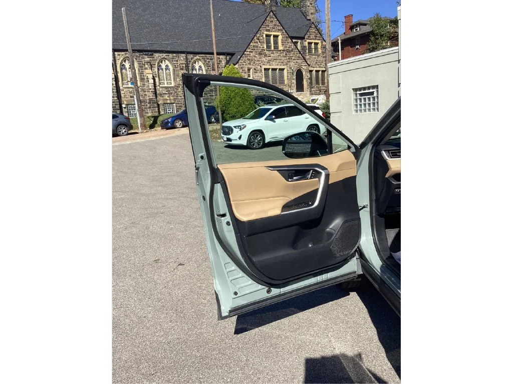 Used 2020  Toyota XLE Premium image 17
