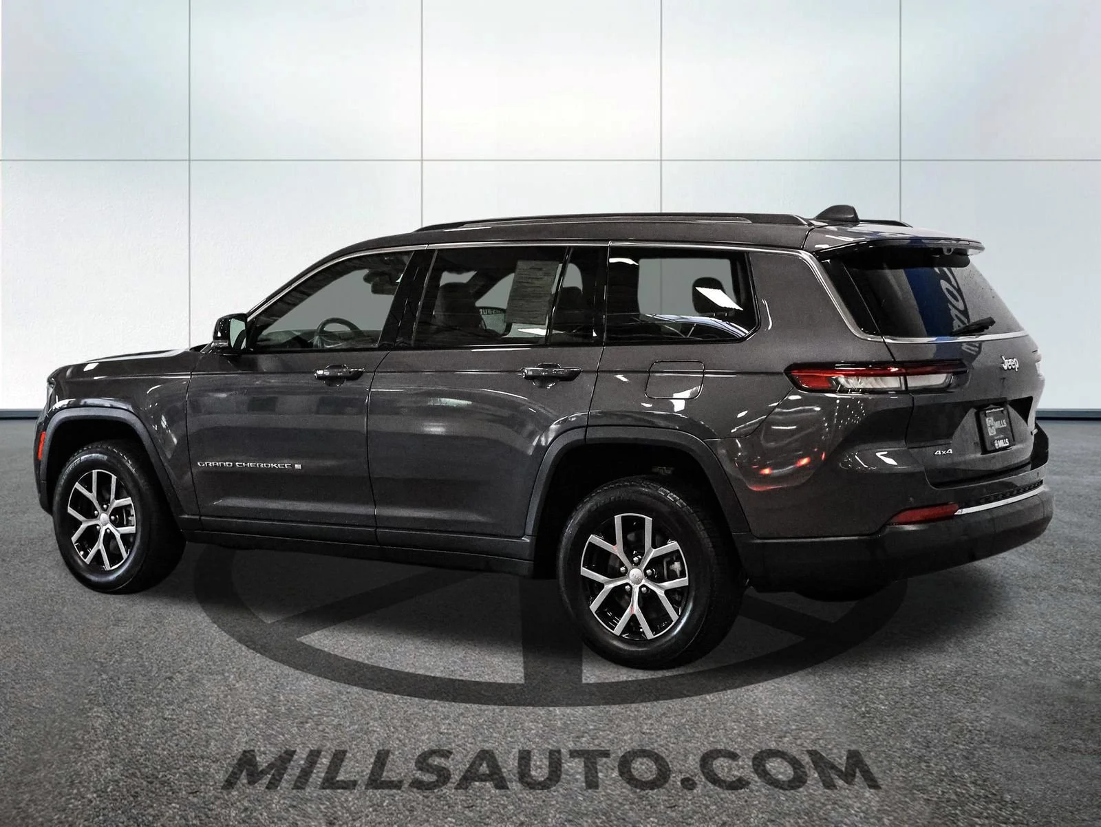 Used 2023 Gray Jeep Limited 4x4 image 5