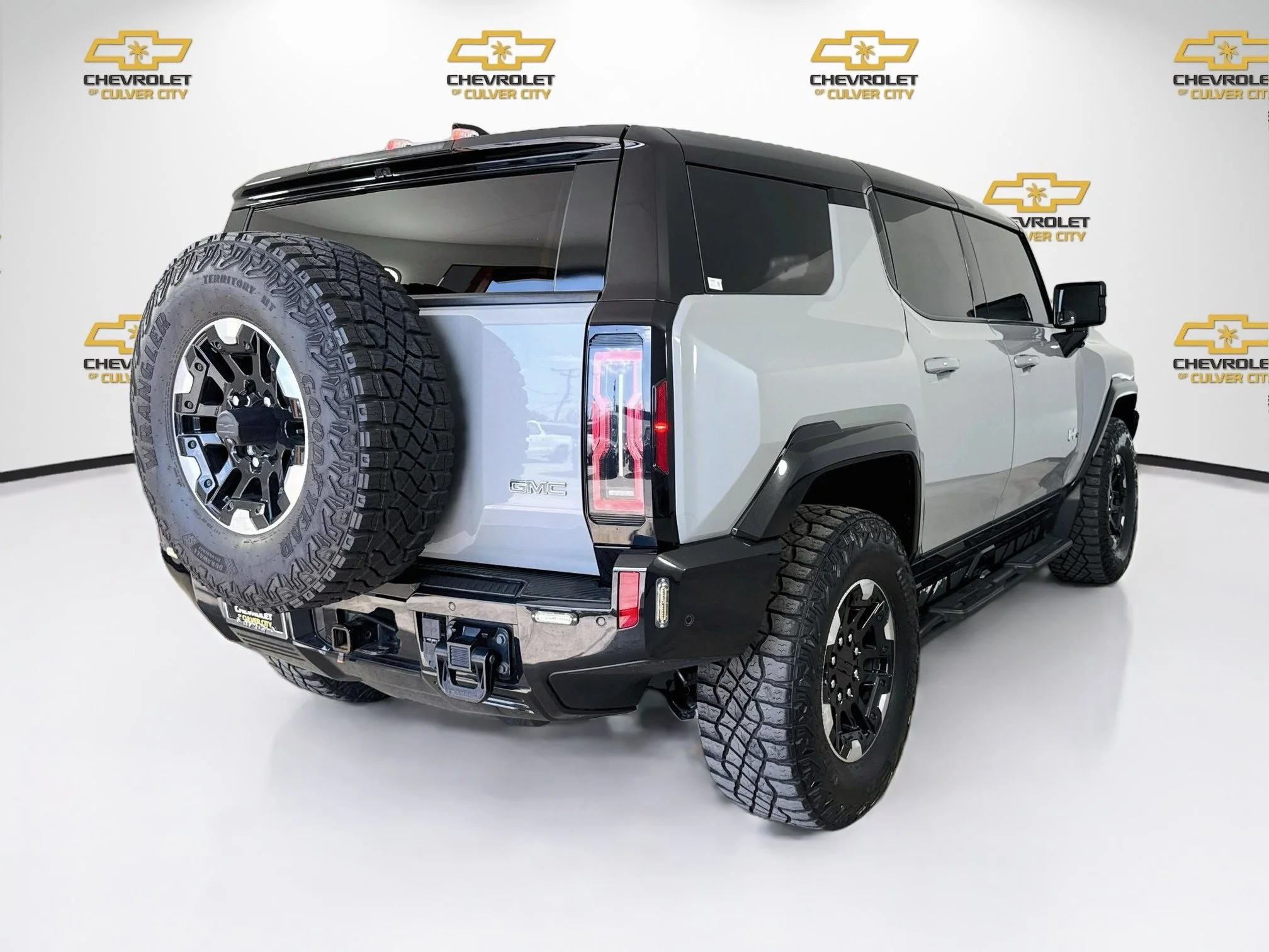Used 2024 Meteorite Metallic (Grey) GMC 2X image 8