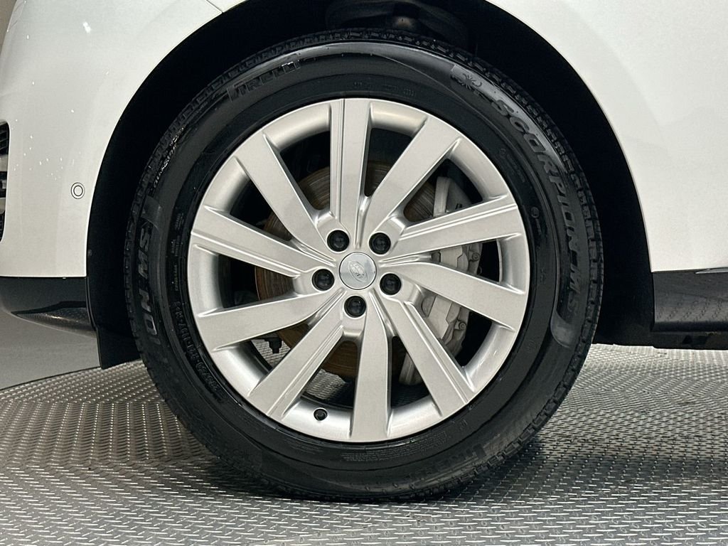 Used 2025  Land Rover SE image 17