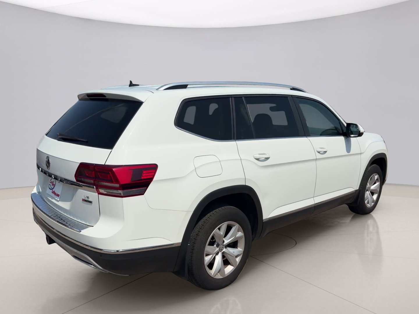 Used 2018 White Volkswagon SEL PREMIUM image 5