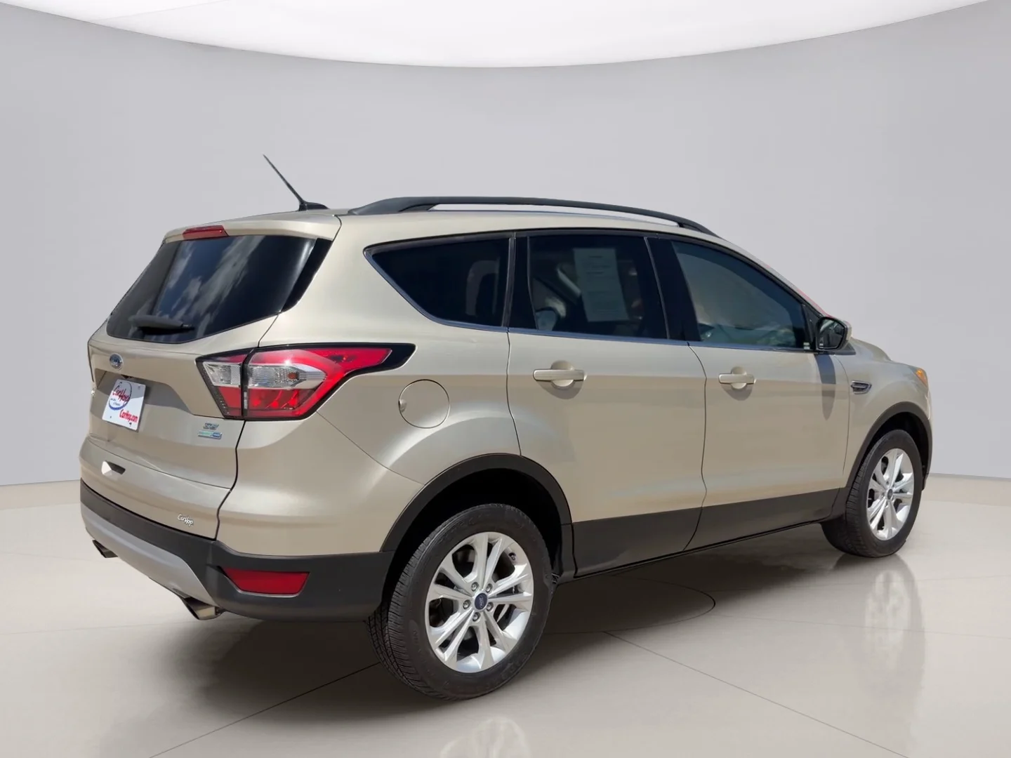 Used 2018 Gold Ford SE 4WD image 5