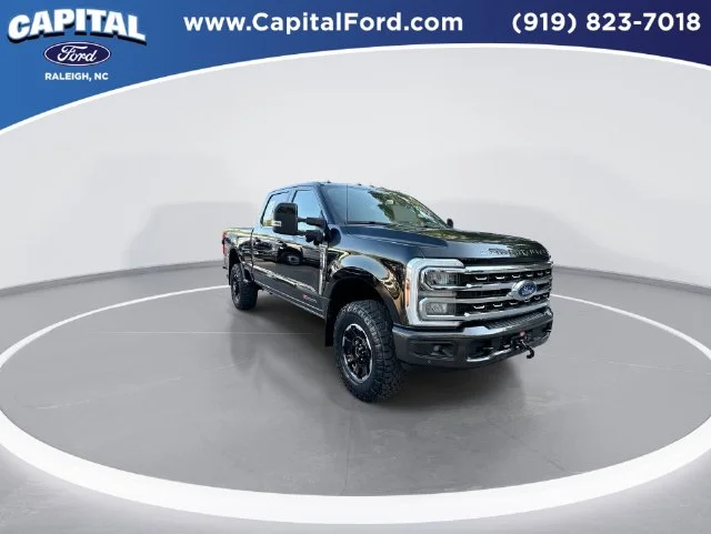 Used 2025  Ford King Ranch image 2
