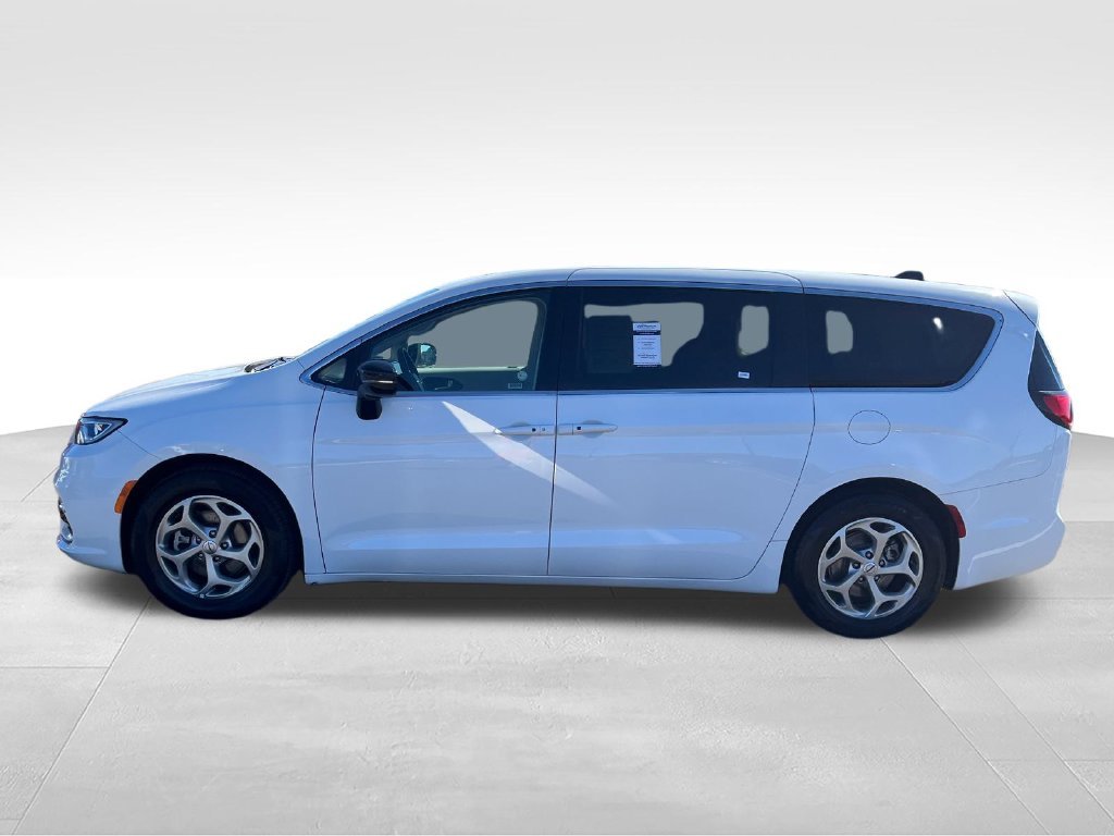 Used 2024 White Chrysler Limited image 2