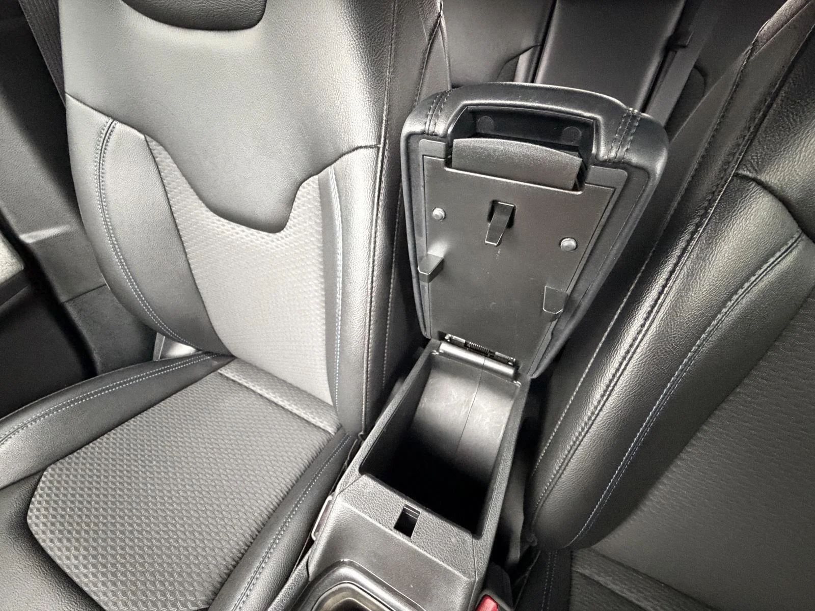 Used 2024 Silver Zynith Metallic Clearcoat Jeep Latitude image 14
