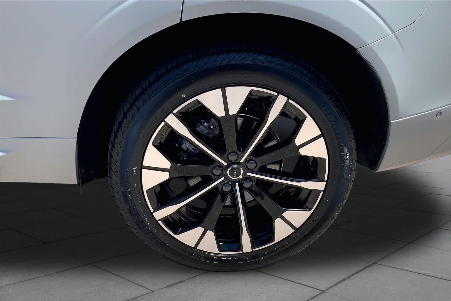 Used 2026 Vapour Grey Metallic Volvo Ultra Black Edition image 11