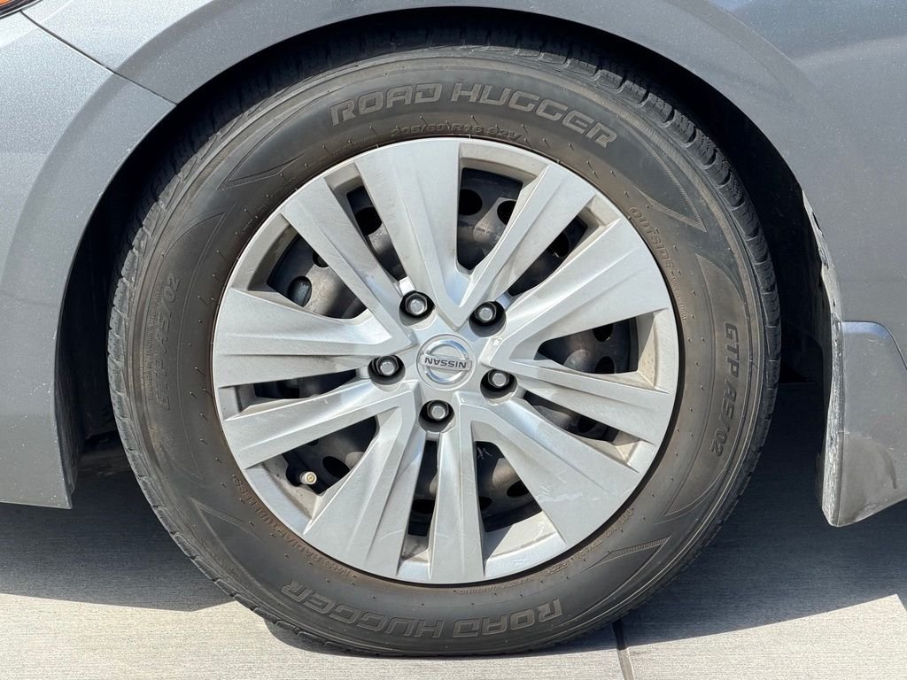 Used 2020 Gray Nissan S image 7