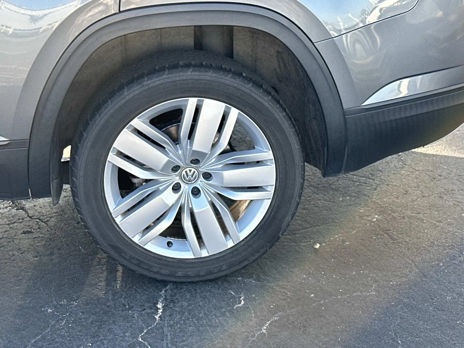 Used 2019 Gray Volkswagen 2.0T SE w/Technology image 9