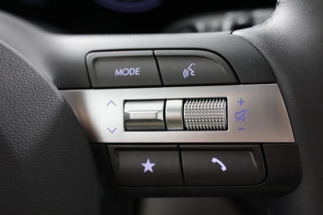 Used 2025 White Hyundai SEL image 12