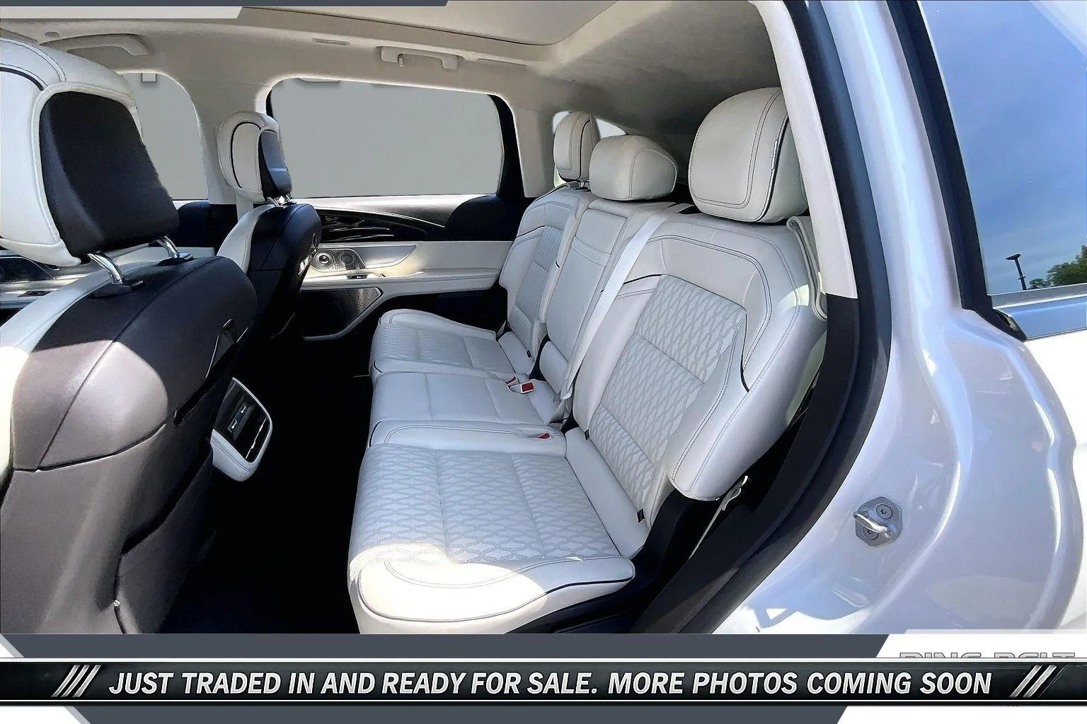 Used 2024 White Platinum Metallic Tri-Coat Lincoln Black Label image 19