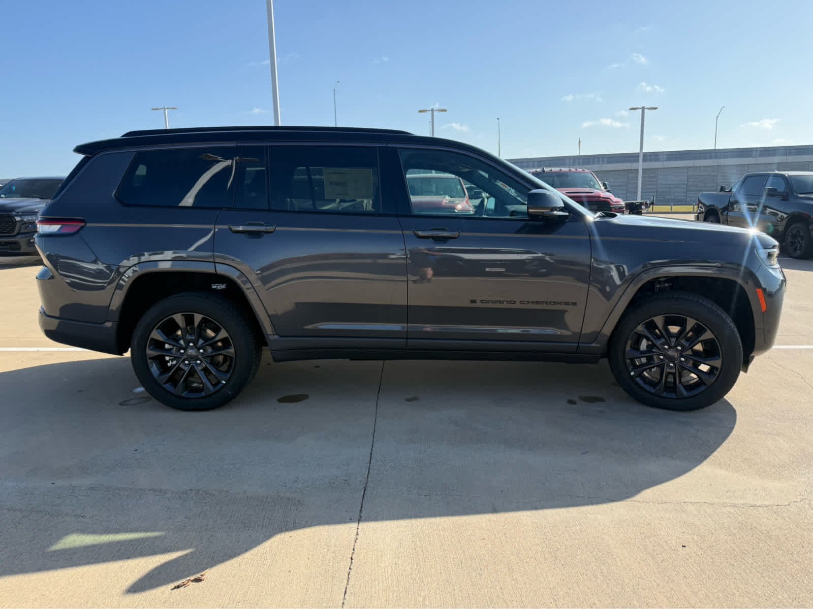 New 2026 Baltic Gray Metallic Clear-Coat Exterior Paint Jeep Limited Reserve image 5