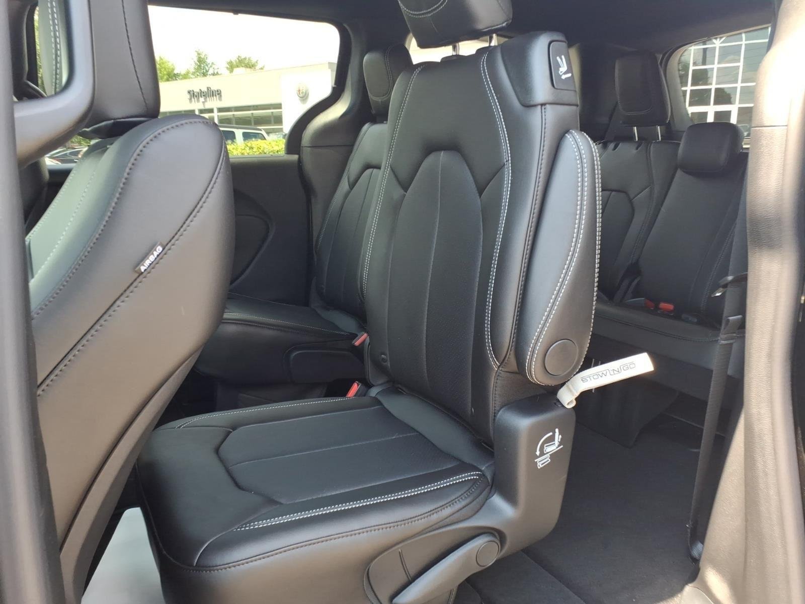 New 2027 Diamond Black Crystal Pearl-Coat Exterior Paint Chrysler Select image 18