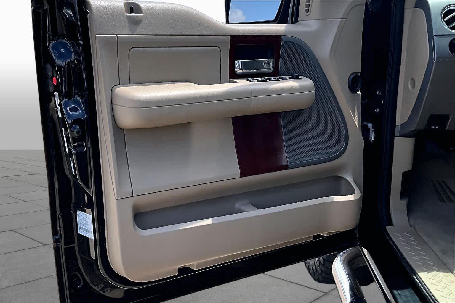 Used 2006 Black Ford King Ranch image 21