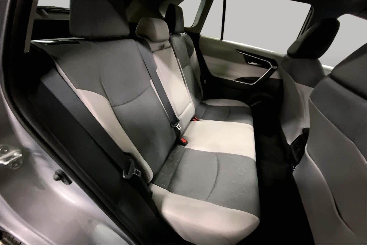 2025 Toyota RAV4 XLE - Photo 39