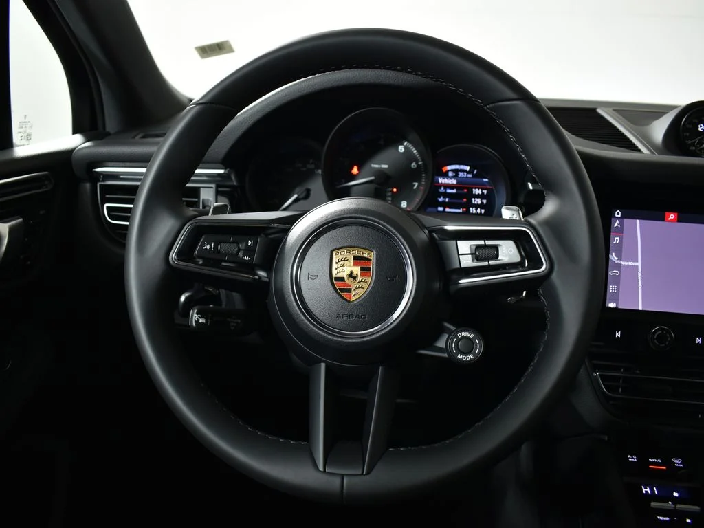 2026 Porsche Macan - Photo 18