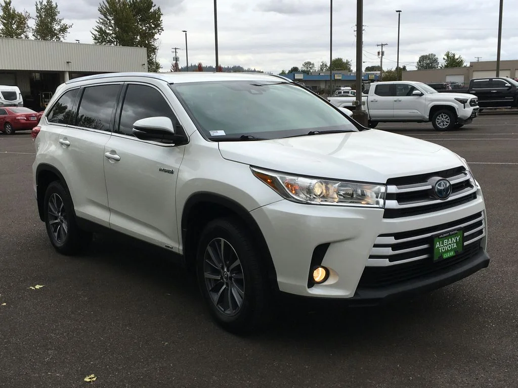 Used 2019 White Toyota XLE image 11