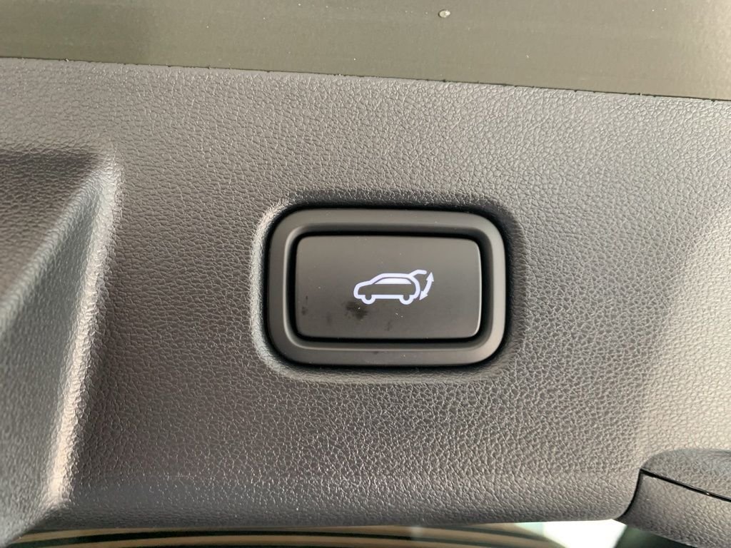 2018 Toyota RAV4 LE - Photo 32