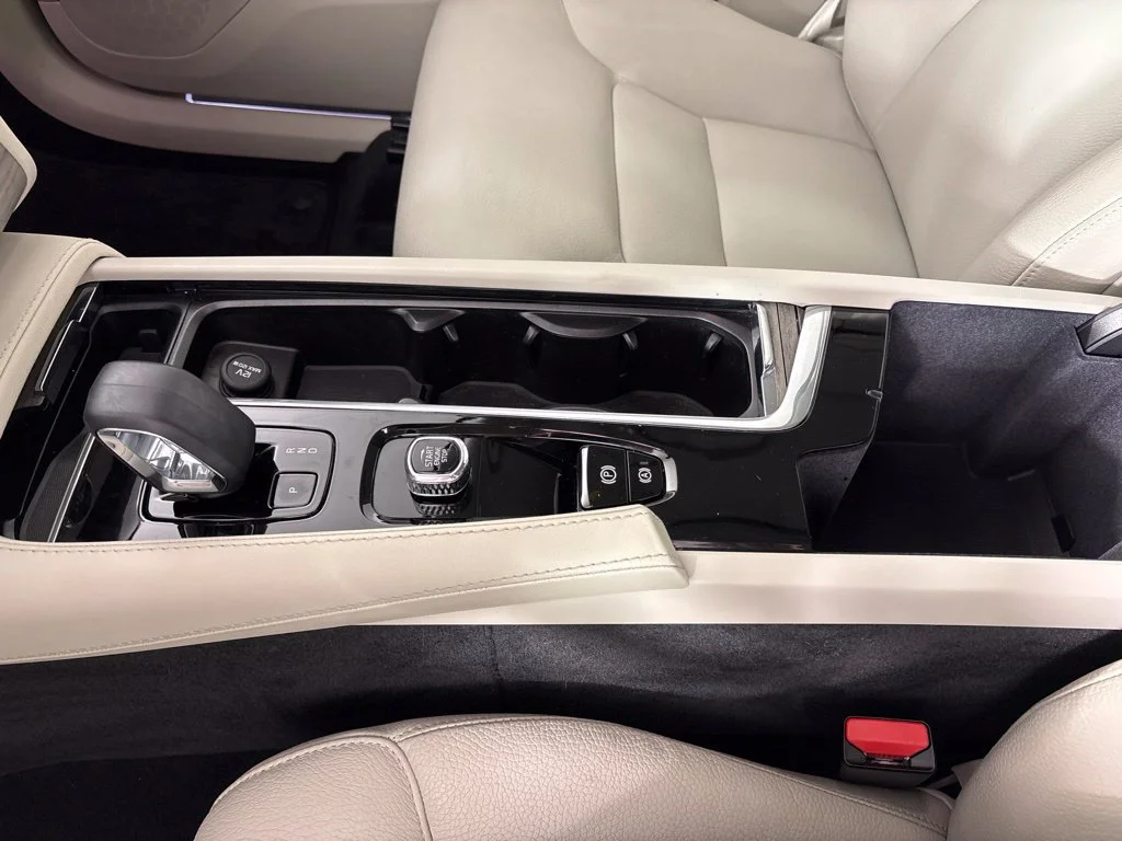 Used 2023 Black Volvo B6 Plus 7-Seater image 45