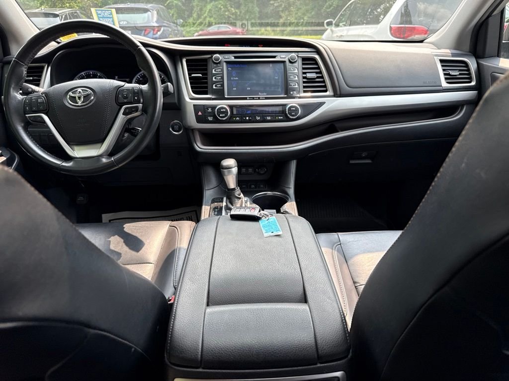 Used 2019 Silver Toyota XLE image 17
