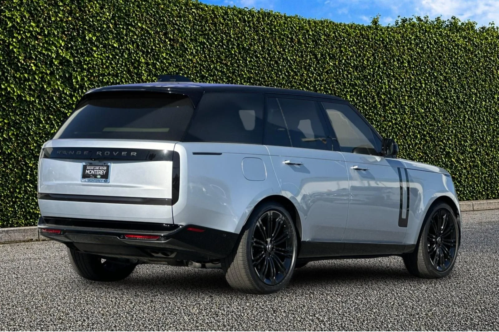 Used 2025  Land Rover SE image 4