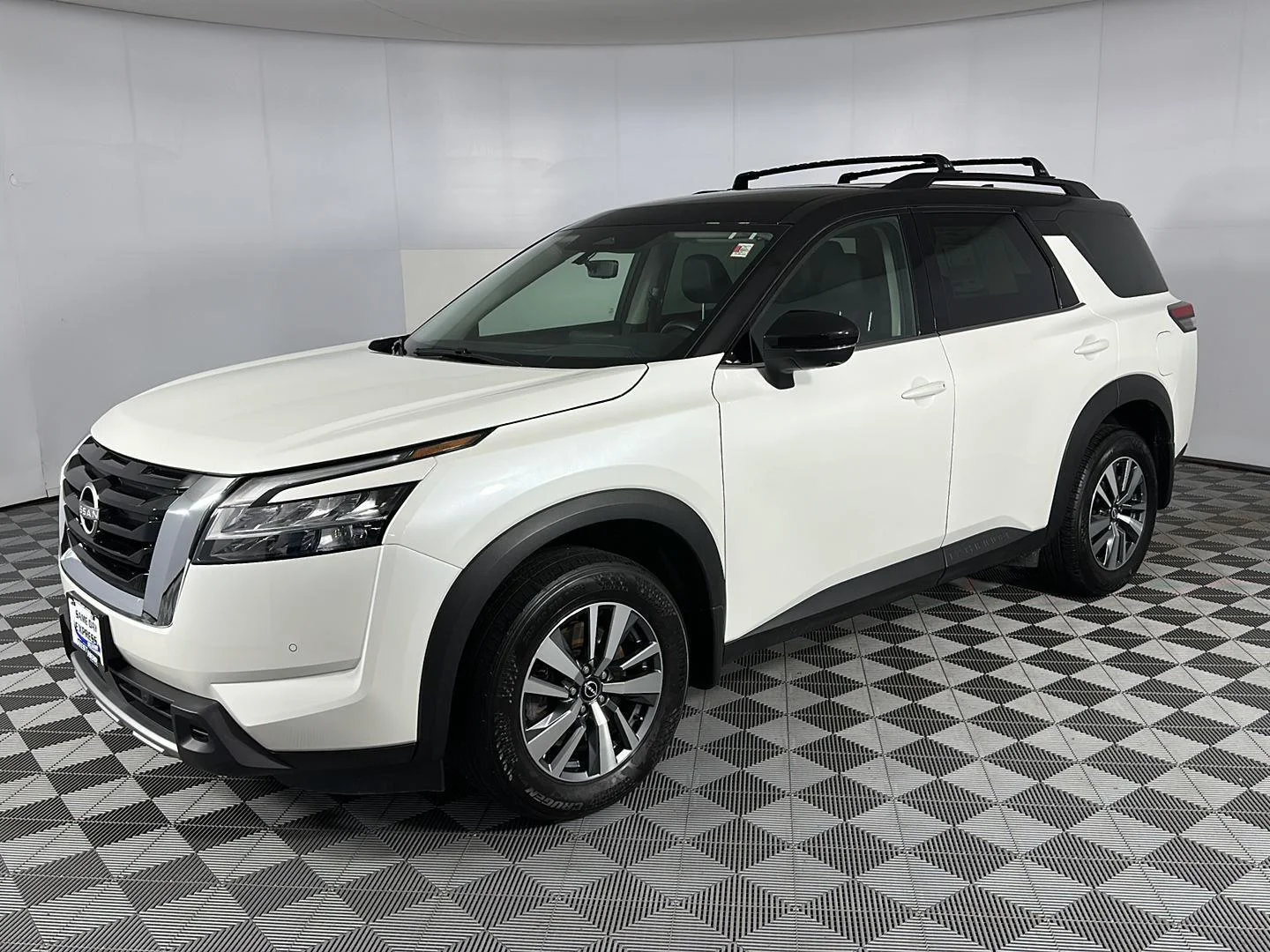 Certified Used 2024 Pearl White Tricoat/Super Black Nissan SL image 17