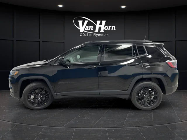 New 2026 Diamond Black Crystal Pearl-Coat Exterior Paint Jeep Latitude image 4