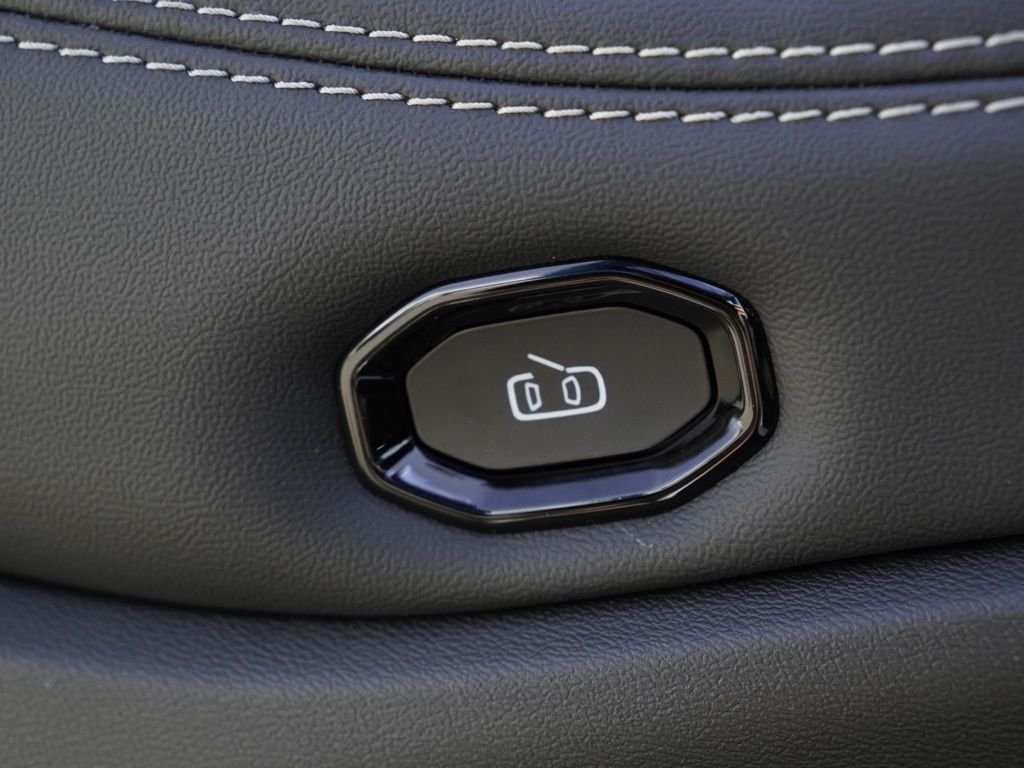 New 2026 Bright White Clear-Coat Exterior Paint Jeep Laredo image 11