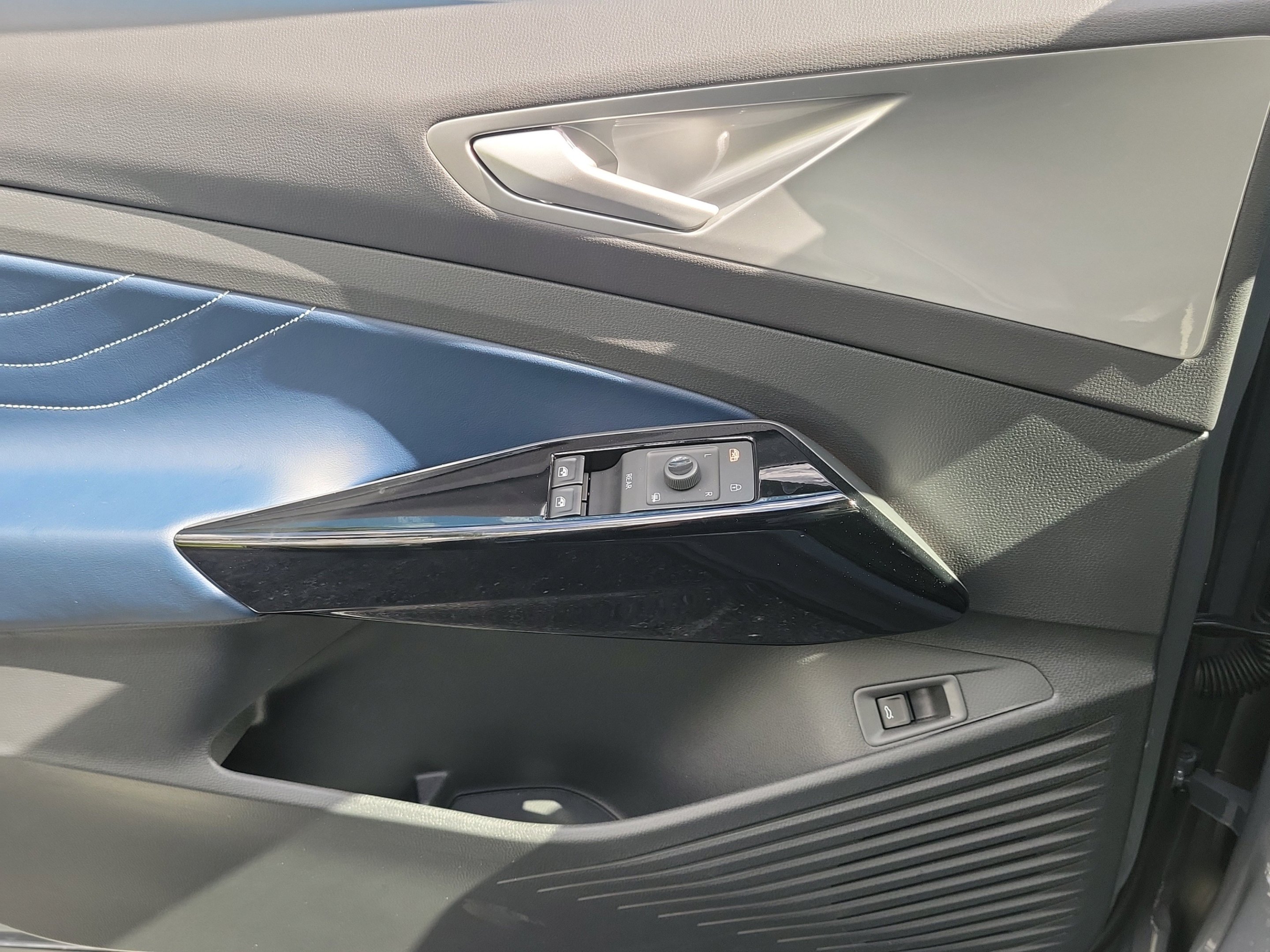 Used 2025 Gray Volkswagen Pro S image 21