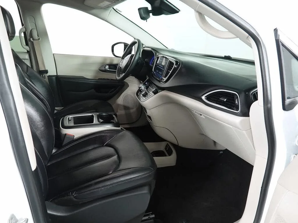 Used 2024 White Chrysler Touring L image 6