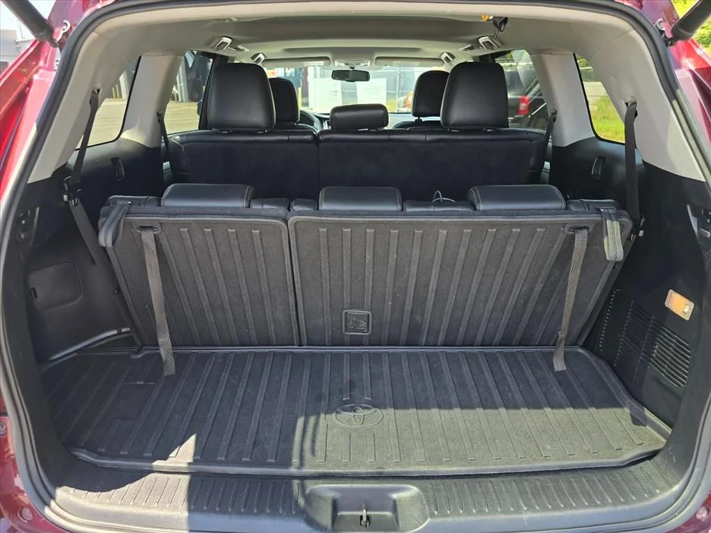Used 2016  Toyota XLE V6 image 26