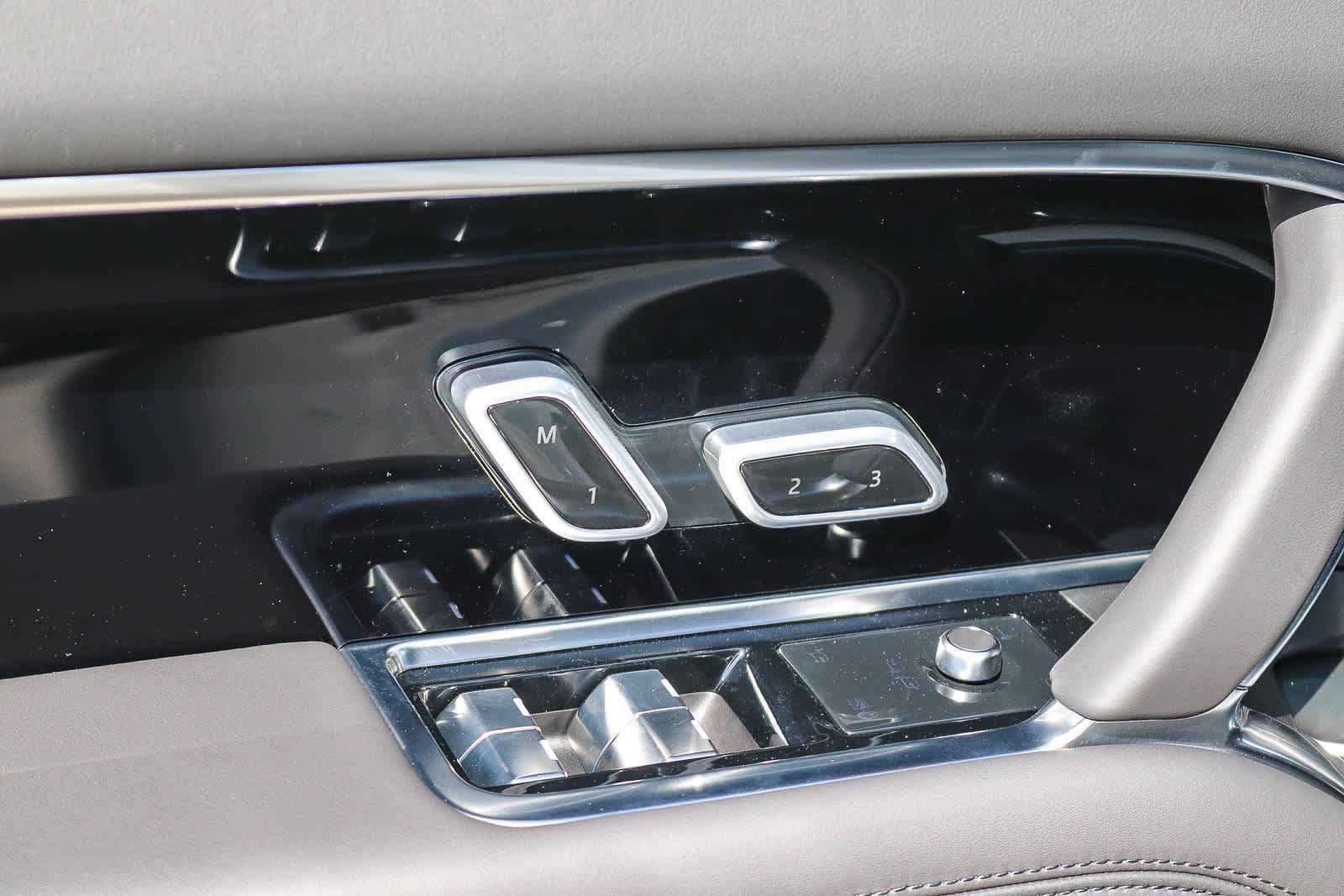 New 2027 Fuji White Land Rover SE image 20