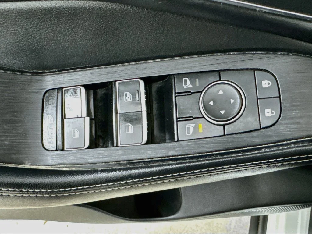 Used 2021 White Nissan SL image 21