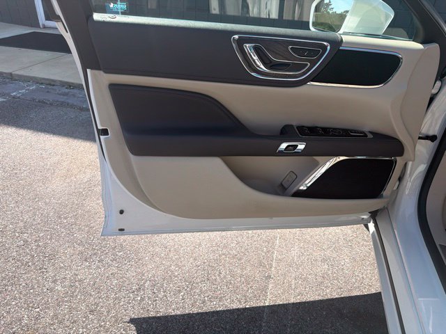 Used 2017 White Lincoln Premiere image 10