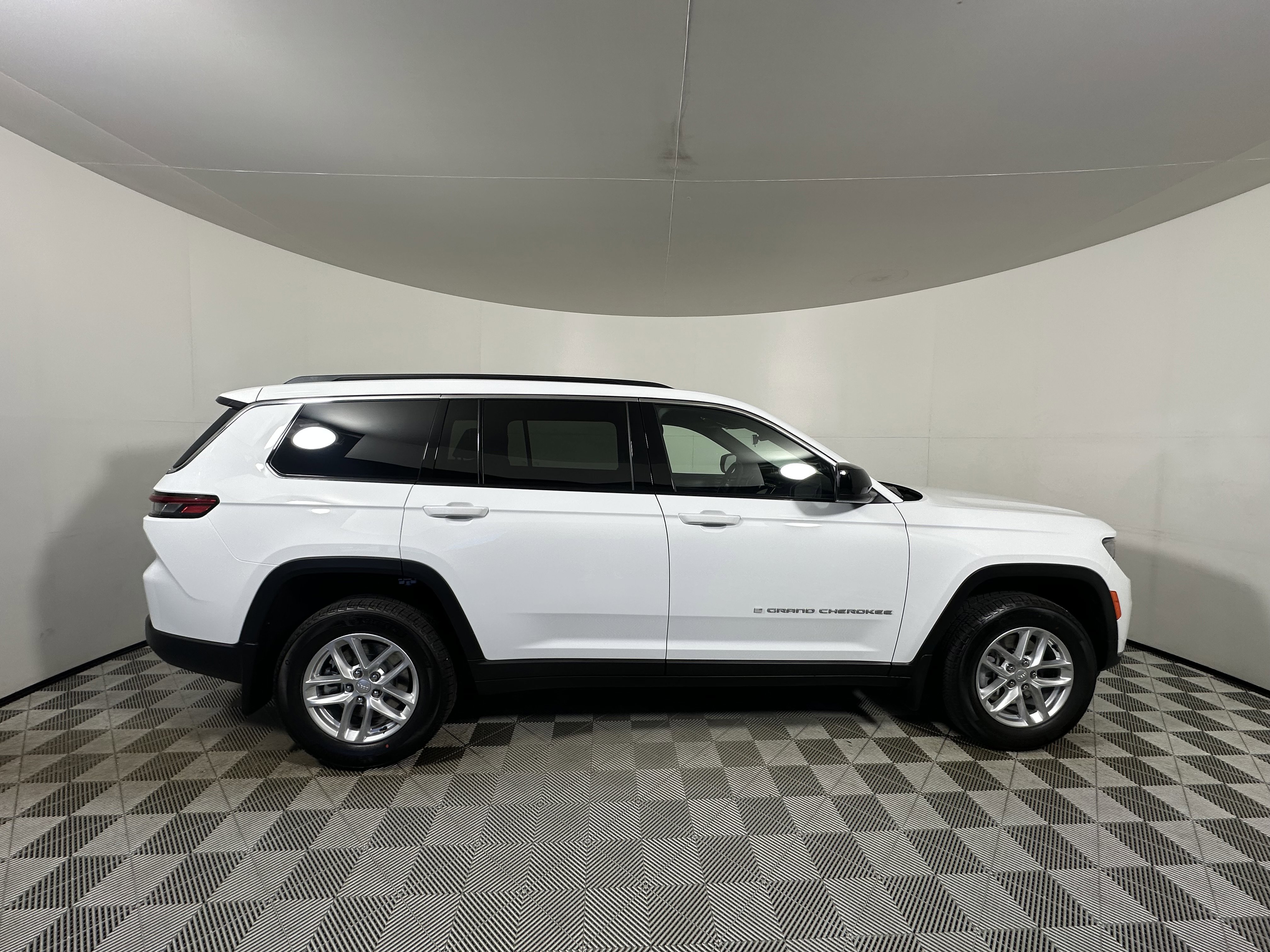 New 2026 Bright White Clear-Coat Exterior Paint Jeep Laredo X image 8