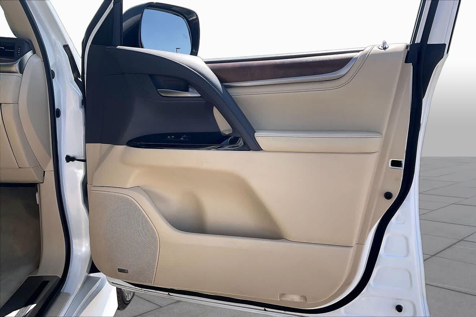 Used 2017 Starfire Pearl Lexus  image 21