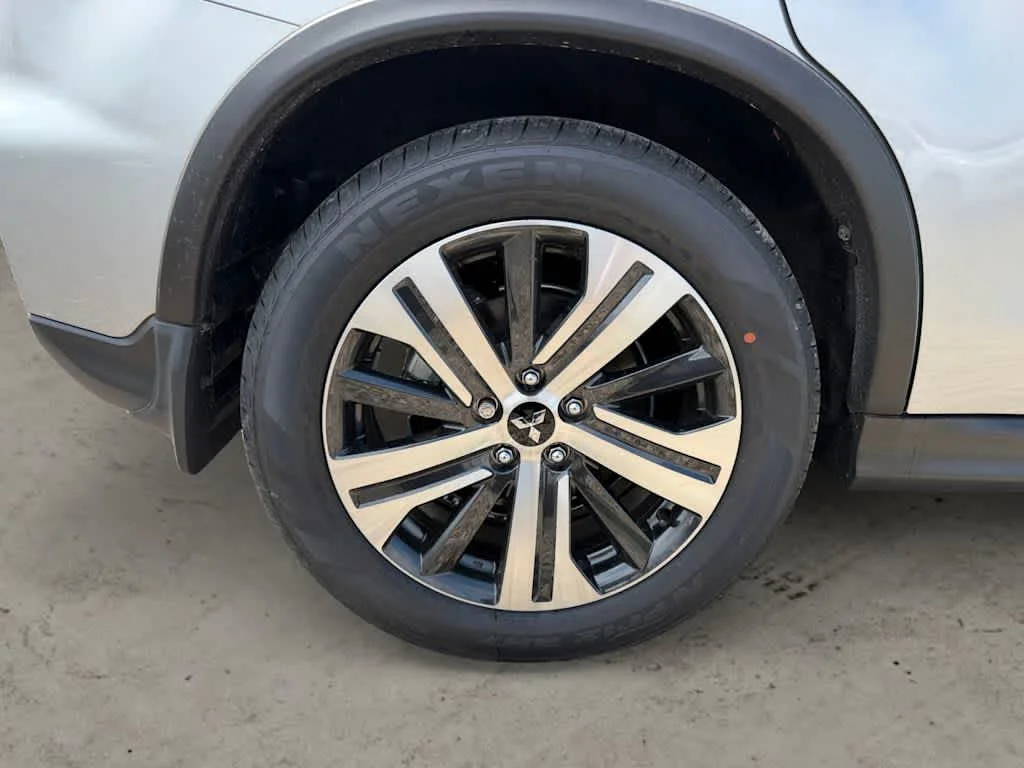 New 2027 Alloy Silver Metallic Mitsubishi ES image 9