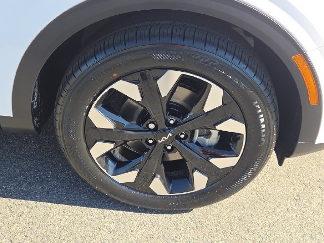 Certified Used 2024 White Pearl Kia X-Line image 12