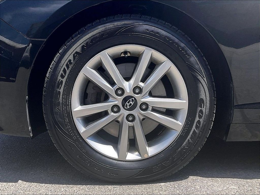 Used 2017 Black Hyundai SE image 7