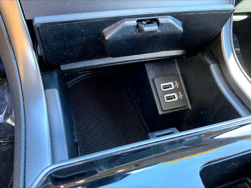 Used 2020 Blue Metallic Ford SE image 27